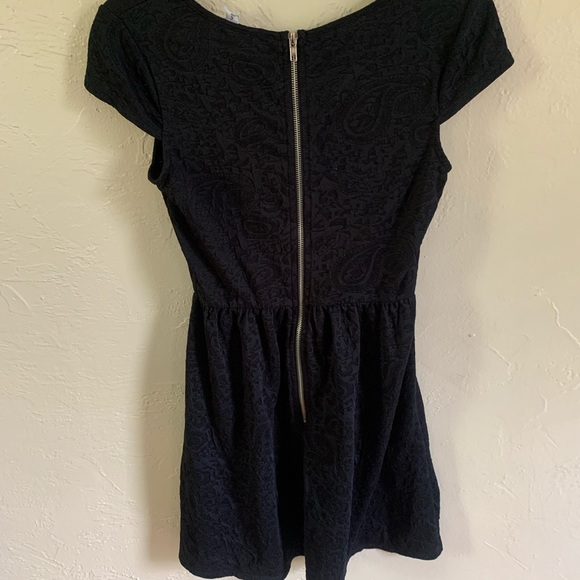 Textured black dress - Picture 2 of 3